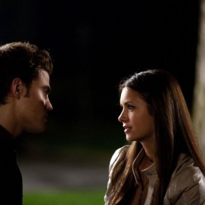 Una scena dell'episodio Night of the Comet con Paul Wesley e Nina Dobrev