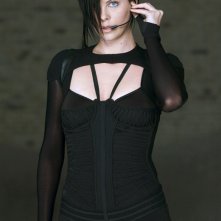 Charlize Theron si aggiusta l'auricolare in una sequenza del film Aeon Flux