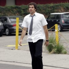 Chuck (Zachary Levi) in strada nell'episodio Chuck vs. Gli insaccati