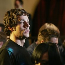 Chuck (Zachary Levi) in un locale affollato nell'episodio Chuck vs. Gli insaccati