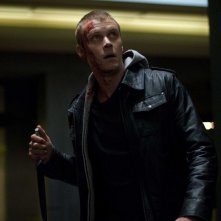 Frankie Michael Dorman Armato Di Coltello In Una Scena Del Film Daybreakers 142828