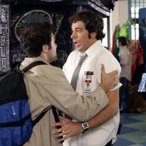 Il genio dell'informatica e Chuck (Zachary Levi) in una scena dell'episodio Chuck vs. Il verme della sabbia