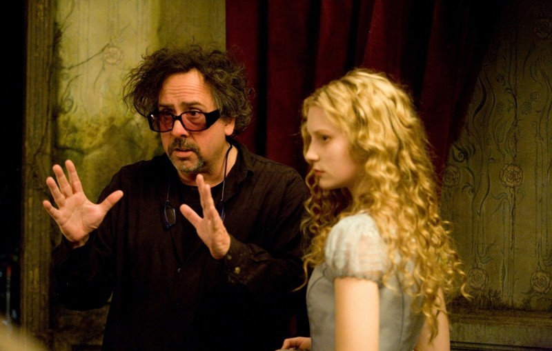 Il Regista Tim Burton Discute Una Scena Con Mia Wasikowska Sul Set Del Film Alice In Wonderland 142843