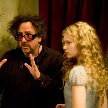 Il regista Tim Burton discute una scena con Mia Wasikowska sul set del film Alice in Wonderland