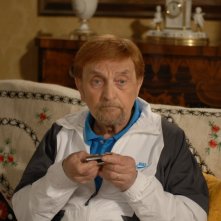 Sergio Fiorentini in una scena del film Io, loro e Lara