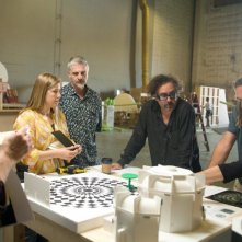 Tim Burton ed i suoi collaboratori studiano il modellino realizzato per il film Alice in Wonderland