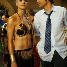 Yvonne Strahovski e Zachary Levi alla festa di Halloween nell'episodio Chuck vs. Il verme della sabbia