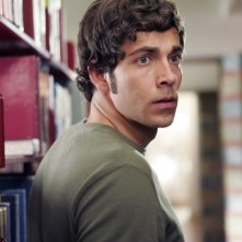 Zachary Levi nella biblioteca di Stanford nell'episodio Chuck vs. L'Alma Mater