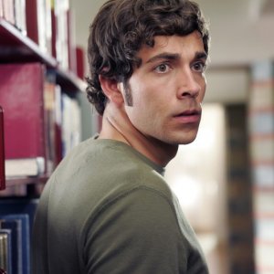 Zachary Levi nella biblioteca di Stanford nell'episodio Chuck vs. L'Alma Mater