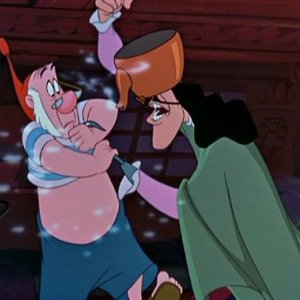 Capitan Uncino e il pirata Spugna in una divertente scena del film Le avventure di Peter Pan