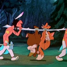 I bimbi sperduti sono stati catturati dagli indiani in una scena del film Le avventure di Peter Pan