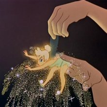 La mano della protagonista tiene la fata Trilli in una scena de Le avventure di Peter Pan