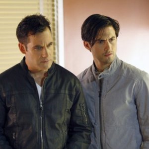 Adrian Pasdar e Milo Ventimiglia in una scena di Brother's Keeper dalla quarta stagione di Heroes