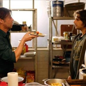 Birol Ünel e Adam Bousdoukos in una scena del film Soul Kitchen