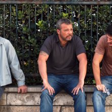 Claudio Amendola, Antonio Catania e Gabriele Mainetti in un momento del primo episodio di Tutti per Bruno