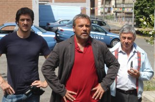 Claudio Amendola, Antonio Catania e Gabriele Mainetti in una scena del primo episodio di Tutti per Bruno