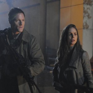 Dollhouse: Tahmoh Penikett ed Eliza Dushku in una scena dell'episodio Epitaph Two: Return