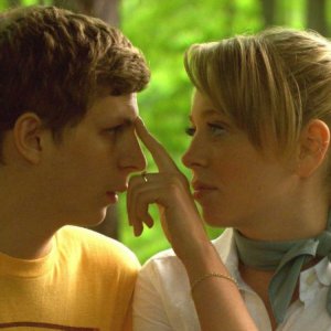 La giovane coppia di attori Portia Doubleday e Michael Cera in una scena del film Youth in Revolt
