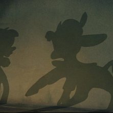 Le ombre del burattino e Lucignolo in una drammatica scena del film d'animazione Pinocchio