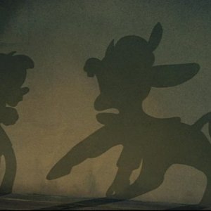 Le ombre del burattino e Lucignolo in una drammatica scena del film d'animazione Pinocchio