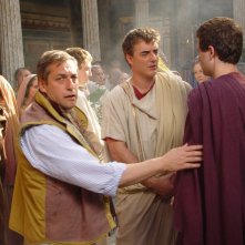 Lorenzo Minoli con Chris Noth e Jeremy Sisto sul set di Giulio Cesare di Uli Edel