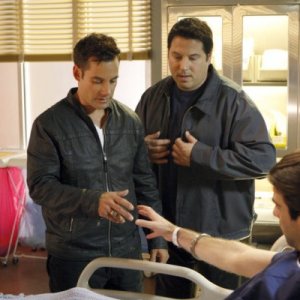 Zachary Quinto, Adrian Pasdar e Greg Grunberg in una scena di Brother's Keeper dalla quarta stagione di Heroes