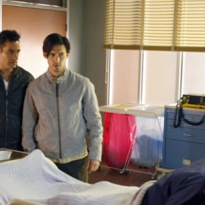 Milo Ventimiglia, Adrian Pasdar e Greg Grunberg in una scena di Brother's Keeper dalla quarta stagione di Heroes