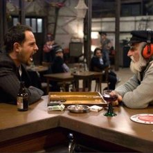 Moritz Bleibtreu e Demir Gökgöl in una scena del film Soul Kitchen