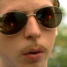Un irriconoscibile Michael Cera in una scena del film Youth in Revolt