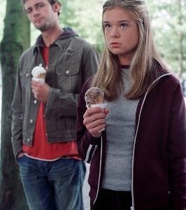 Callum Blue ed Ellen Muth in una scena della serie Dead Like Me