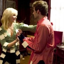 Dead Like Me: Callum Blue e Laura Harris in una scena della serie