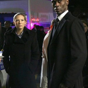 Fringe: Anna Torv e Lance Reddick in una scena dell'episodio What Lies Below