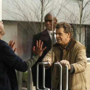 Fringe: John Noble e Lance Reddick in una scena dell'episodio What Lies Below