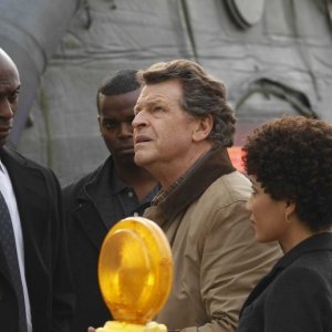 Fringe: John Noble, Jasika Nicole e Lance Reddick in una scena dell'episodio What Lies Below