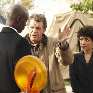 Fringe: John Noble, Jasika Nicole e Lance Reddick nell'episodio What Lies Below