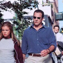 Mandy Patinkin ed Ellen Muth in una scena della serie Dead Like Me