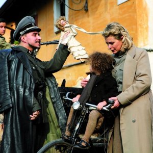 Mario Bois con Barbora Bobulova in una scena de Il sangue dei vinti