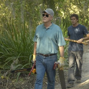 Arthur (John Lithgow) seguito da Dexter (Michael C. Hall) in una scena dell'episodio Slack Tide di Dexter