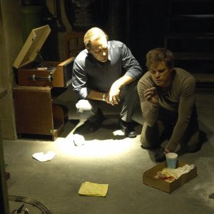 Dexter (Michael C. Hall) con alle spalle il padre defunto Harry (James Remar)  nell'episodio Lost Boys di Dexter