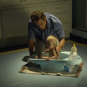 Dexter (Michael C. Hall) fa il bagnetto al suo bambino nell'episodio Lost Boys di Dexter