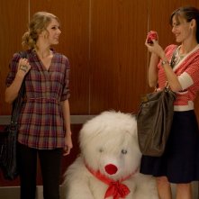 Felicia (Taylor Swift) e Julia Fitzpatrick (Jennifer Garner) in una scena del film Valentine's Day