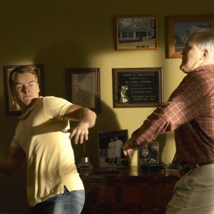 Jonah (Brando Eaton) e Arthur Mitchell (John Lithgow) nell'episodio Hungry Man
