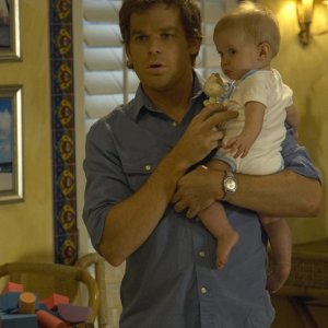 Michael C. Hall con in braccio il suo bambino in una scena dell'episodio Lost Boys di Dexter