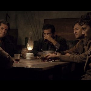 Claudio Casadio in una scena di gruppo nel film L'uomo che verrà