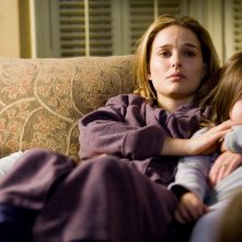 Grace (Natalie Portman) con le bambine (Taylor Geare e  ailee Madison) sul divano in una scena di Brothers