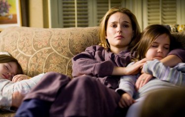 Grace (Natalie Portman) con le bambine (Taylor Geare e  ailee Madison) sul divano in una scena di Brothers