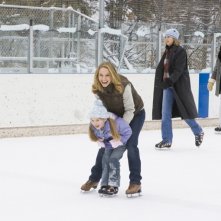 Grace (Natalie Portman) e la figlia Maggie (Taylor Geare) sul ghiaccio in una scena di Brothers