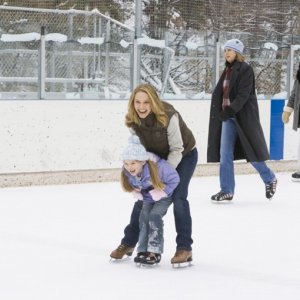Grace (Natalie Portman) e la figlia Maggie (Taylor Geare) sul ghiaccio in una scena di Brothers