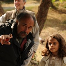 Il regista Giorgio Diritti con la piccola Greta Zuccheri Montanari sul set de L'uomo che verrà