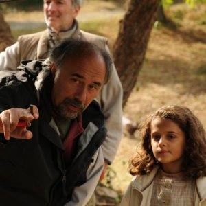 Il regista Giorgio Diritti con la piccola Greta Zuccheri Montanari sul set de L'uomo che verrà